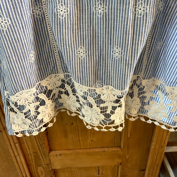 Beautiful baby blue stripe with lace tunic size M/L - Picture 5 of 5